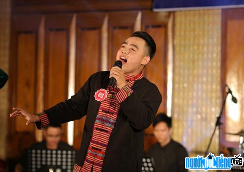 Ca sĩ Hoàng Thanh Long biểu diễn trên sân khấu