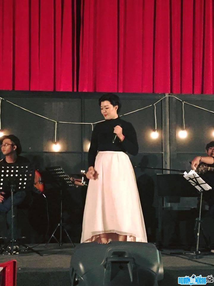 Bức ảnh ca sĩ Âu Bảo Ngân đang biểu diễn trên sân khấu