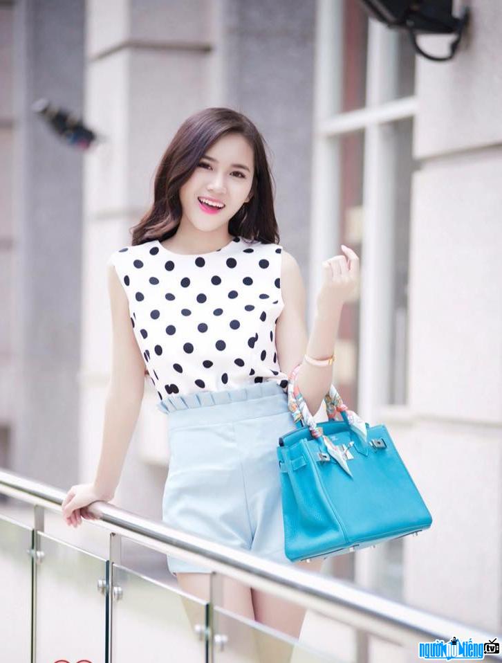 Picture of hot girl Van Shi wearing casual clothes on the street