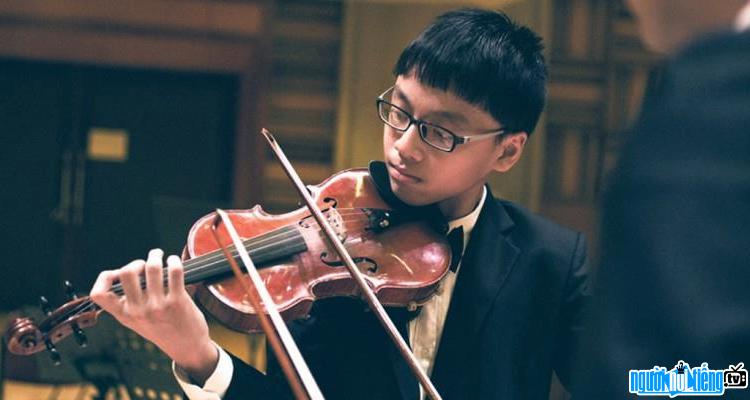 Performance of violin prodigy Tran Le Quang Tien