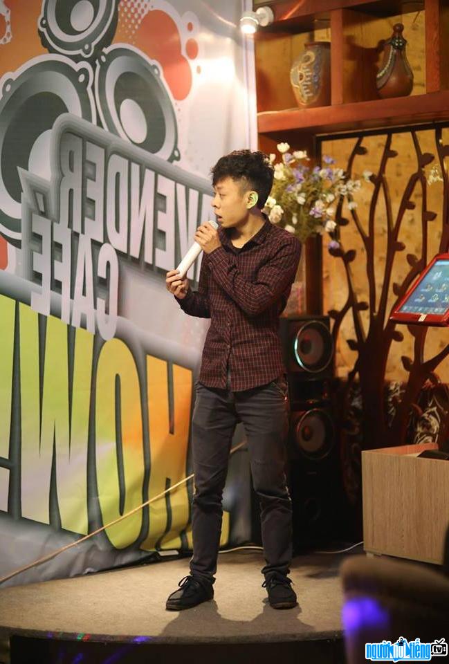 Picture of singer Hoang Kio performing on stage