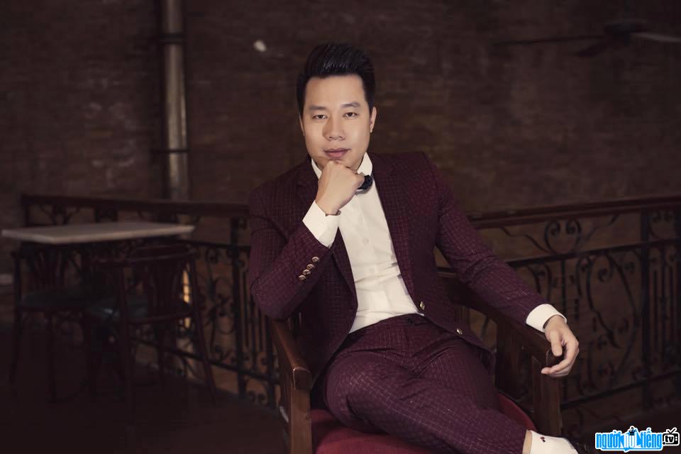  Handsome look of male singer Xuan Hao