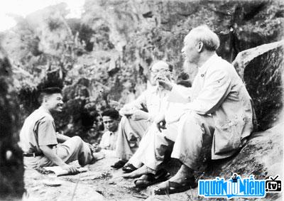  Comrade Nguyen Luong Bang and Uncle Ho at the Rocks of Ba for May 1957