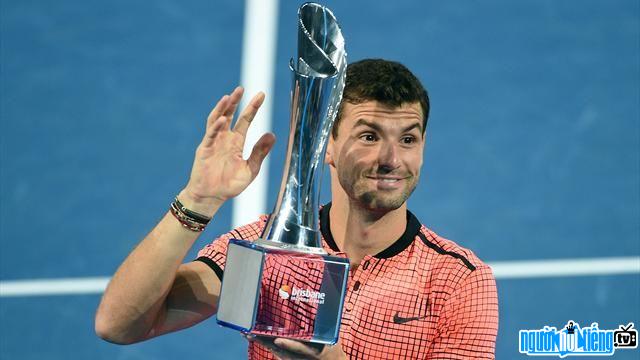Picture of tennis player Grigor Dimitrov holding up his championship trophy