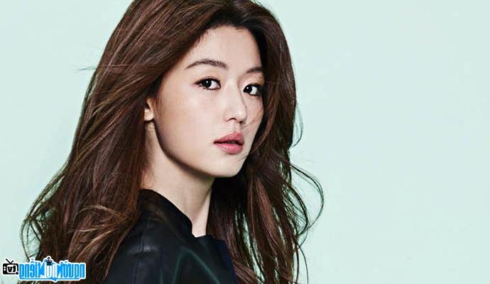 Another picture of Jun Ji - Hyun