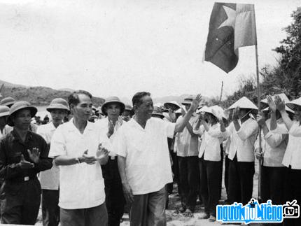  Photo of Le Duan during his visit to the people of Dao Ngoc Vung Commune