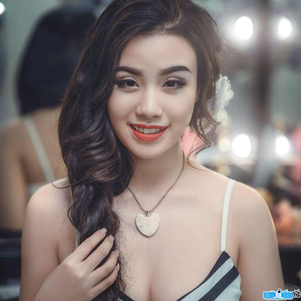 A sexy image of actress Linh Miu with a two-piece dress showing off a sexy bust