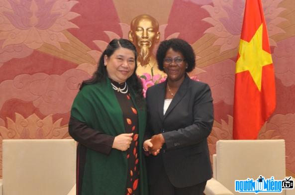  A photo of Ms. Tong Thi Phong with female foreign diplomats