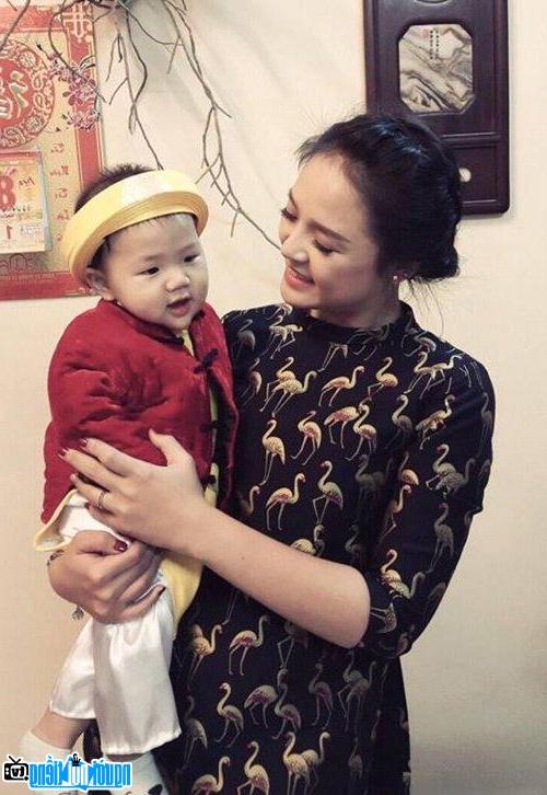  Thu Quynh is happy with her son