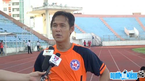 Hình ảnh cựu cầu thủ bóng đá Nguyễn Minh Phương trả lời phỏng vấn sau trận đấu
