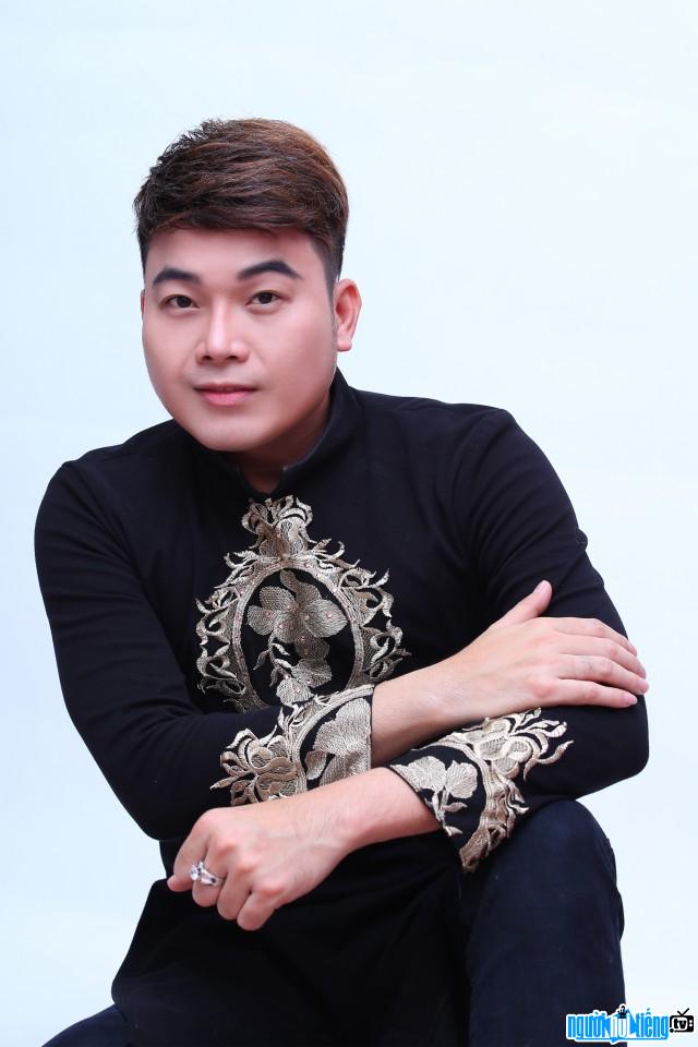  Male singer Khanh Binh attracts the audience's attention thanks to his talent in singing both male and female voices