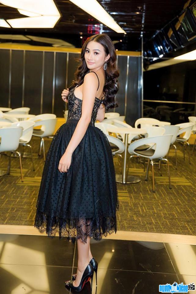 Hình ảnh nữ diễn viên Yaya Trương Nhi diện đầm đen gợi cảm đi dự sự kiện