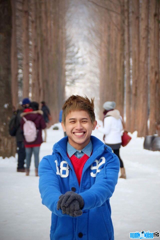 Hình ảnh nam ca sĩ Triệu Đình Huy đang vui đùa cùng tuyết