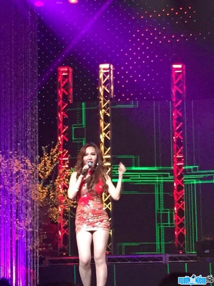 Hình ảnh nữ ca sĩ Hoàng Hải My đang biểu diễn trên sân khấu