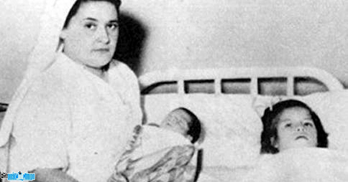 Picture of little Lina Medina after giving birth in the hospital