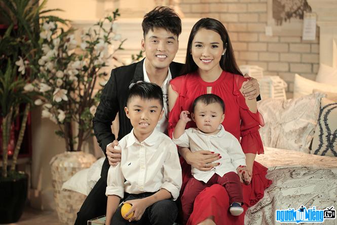 Bức ảnh người mẫu Kim Cương hạnh phúc bên gia đình