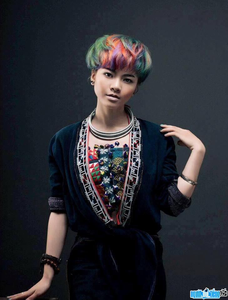 Hình ảnh nữ ca sĩ Kim Thành với phong cách "lạ"