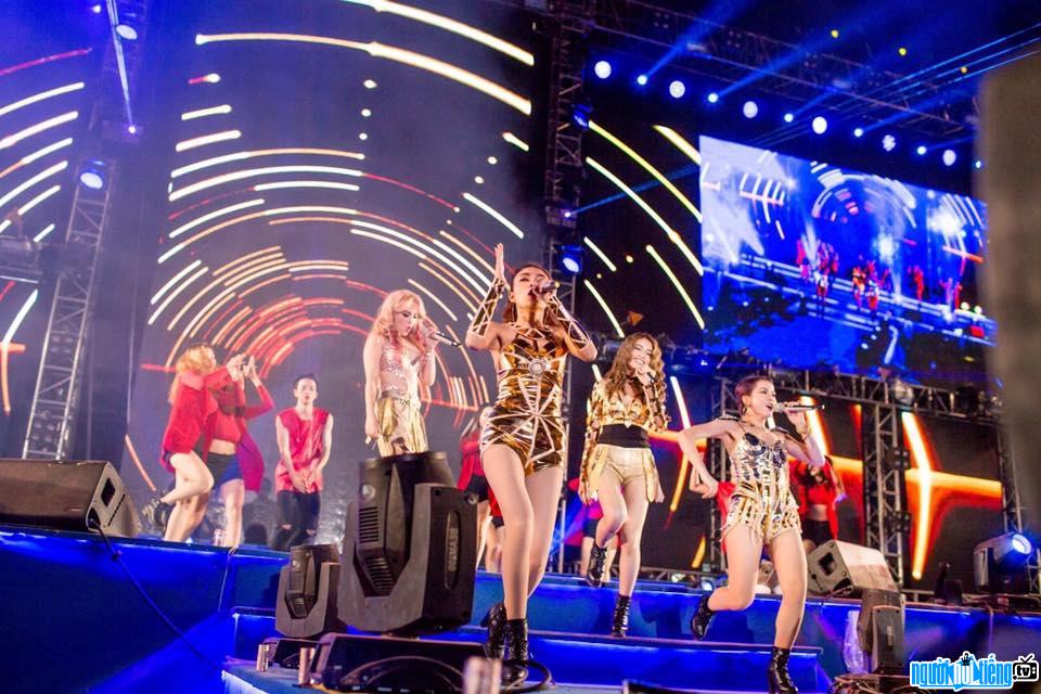 Bức ảnh ca sĩ Lưu Hiền Trinh và các thành viên của nhóm nhạc S Girl đang biểu diễn trên sân khấu