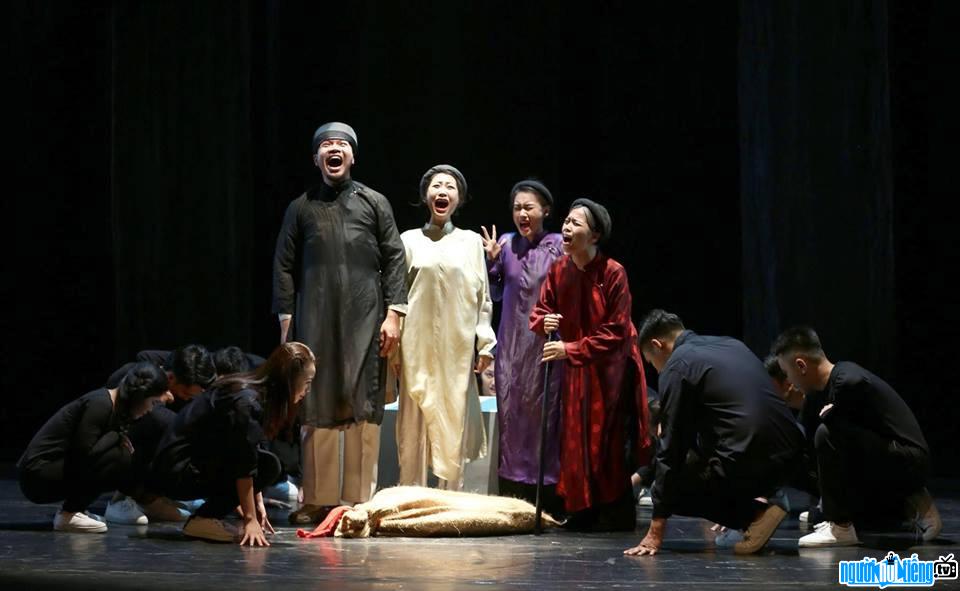 Bức ảnh diễn viên Thương Cin cùng các diễn viên khác đang diễn xuất trên sân khấu