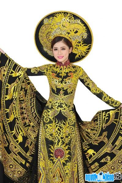 A image of Asia Khoi 2 Truong Thai Thuy Duong in ao dai with the theme Thang Long bronze drum