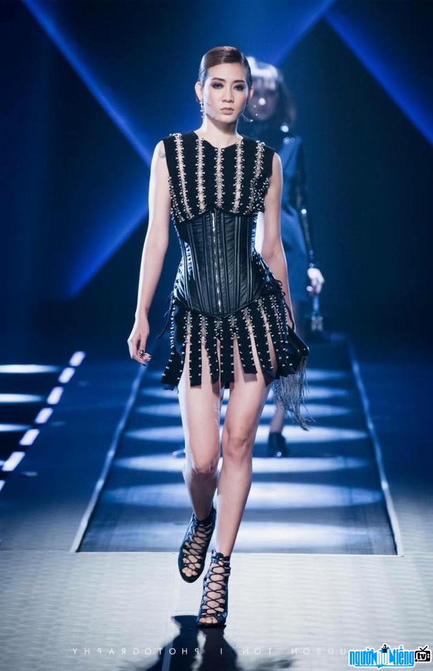 Hình ảnh người mẫu Kim Nhã đang đi catwalk