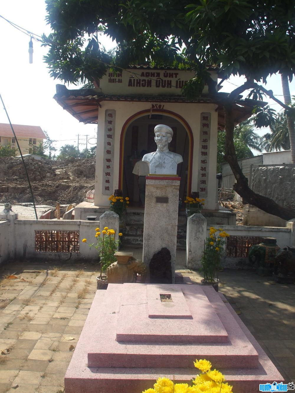  Grave and temple of the valedictorian Bui Huu Nghia