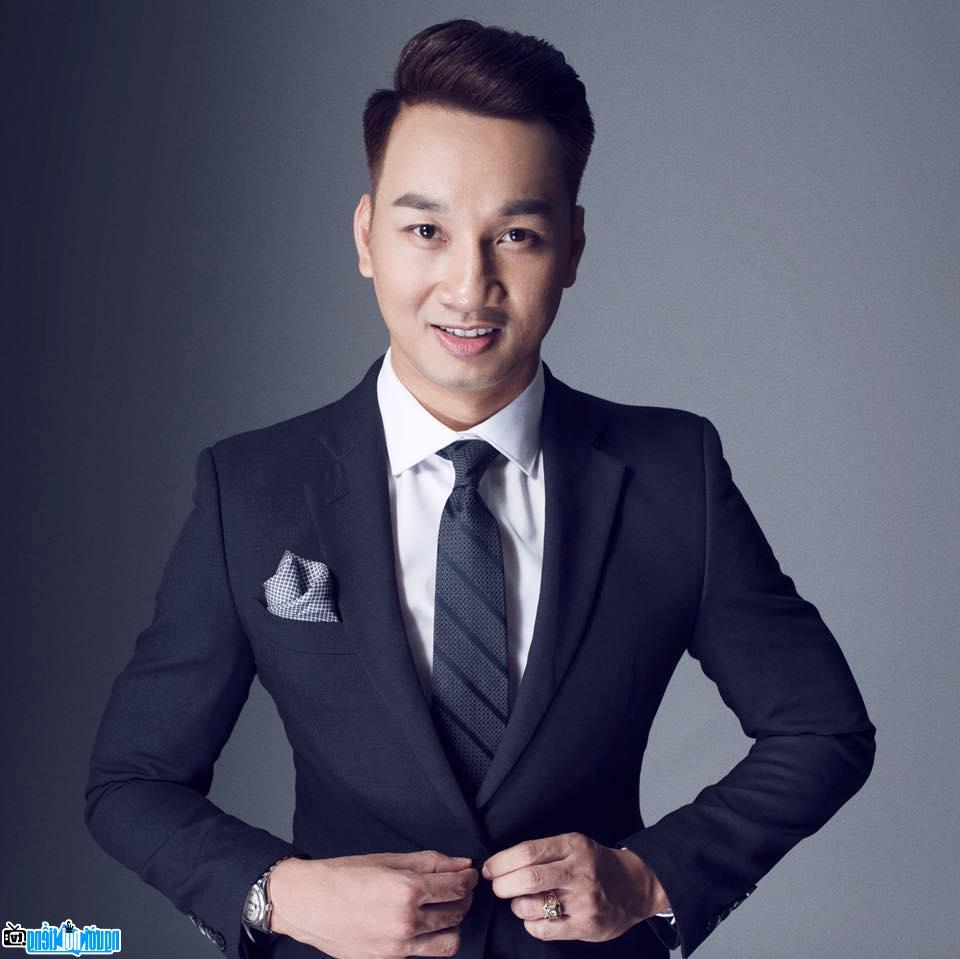  The handsomeness of male MC Thanh Trung