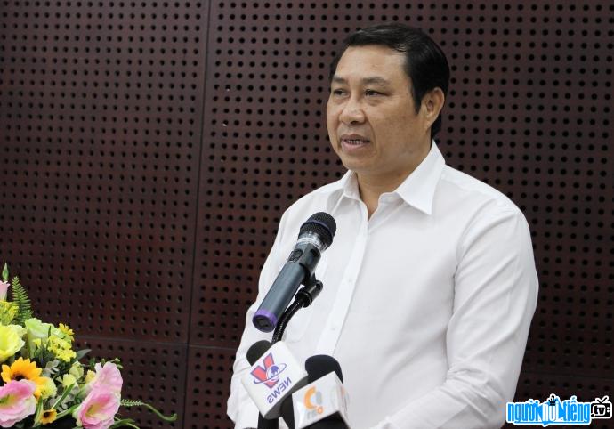 A picture of Chairman of Da Nang City Huynh Duc Tho in a meeting