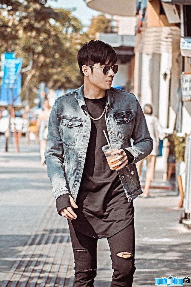 A photo of male singer Iris Wu walking on the street