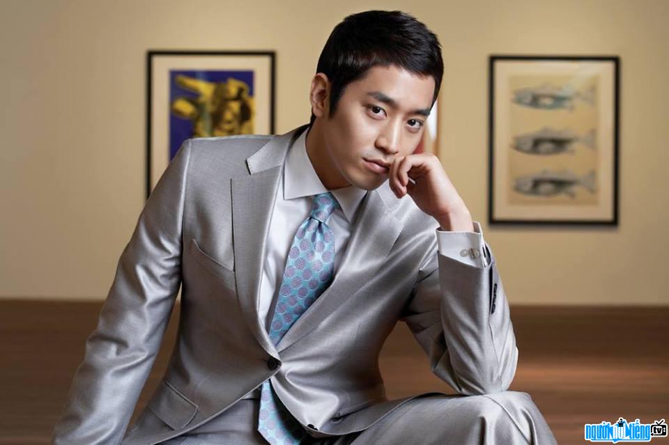 A new photo of male singer Eric Mun