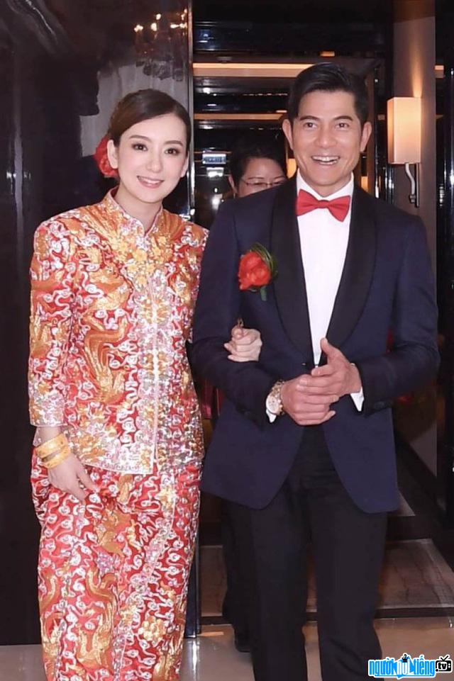 Photo of singer Quach Phu Thanh and his wife on the wedding day