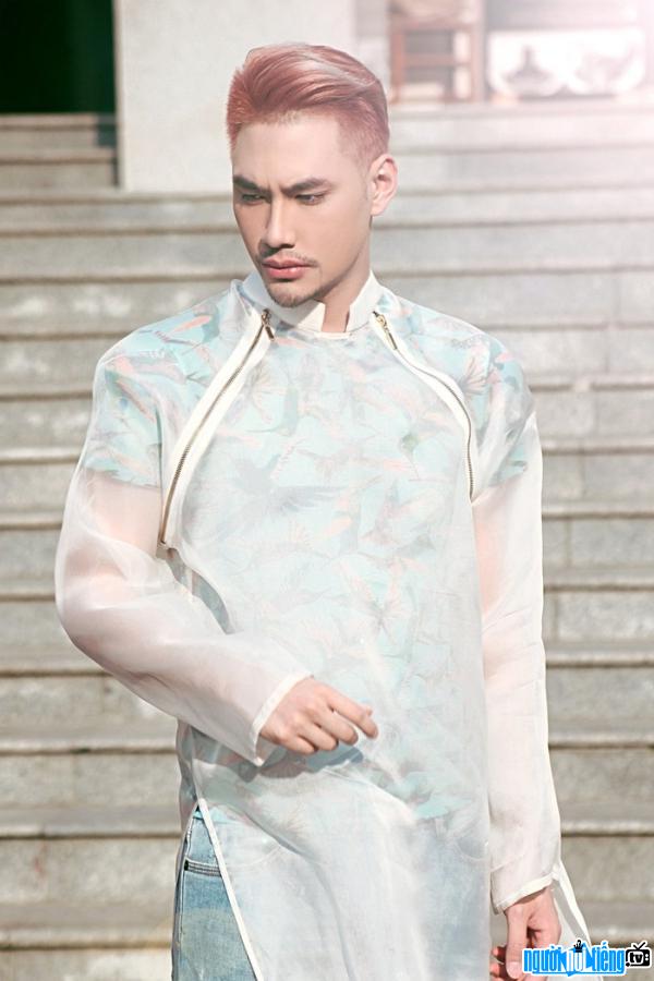 Hình ảnh nhà thiết kế Lý Quí Khánh trong bộ trang phục áo dài cách tân