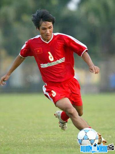 Minute rolling on the pitch of player Huynh Quoc Anh