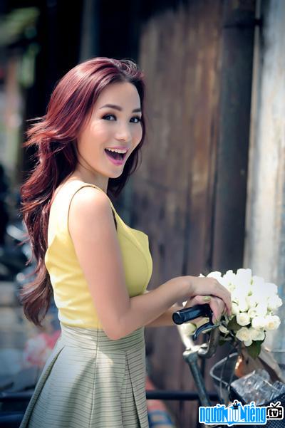  Beautiful female singer Hoang Le Vi