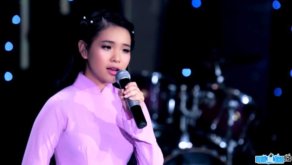 A picture performing on stage of singer Quynh Trang