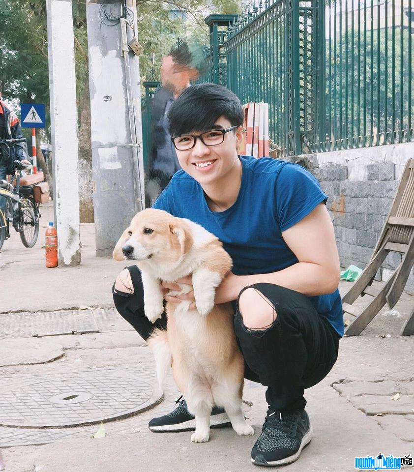 Bức ảnh Vlogger Tun Phạm và chú chó cưng