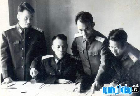 Thượng tướng Trần Sâm cùng với các tướng lĩnh quân đội tại Học viện Quân sự Liên Xô