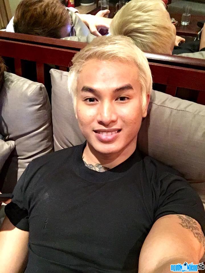  Latest pictures of male singer Alx Kim Hoang