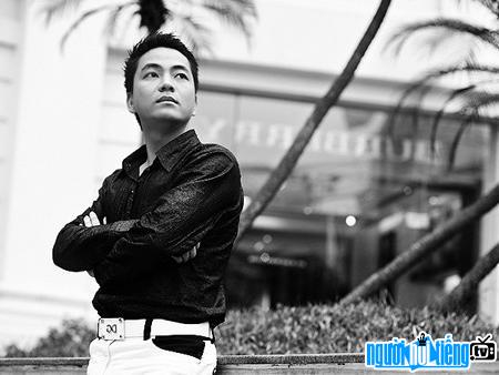  The handsome look of male singer Duong Trieu Anh