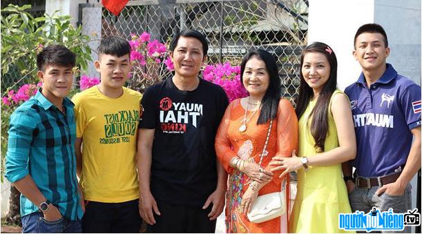 Hình ảnh gia đình của võ sĩ Nguyễn Trần Duy Nhất