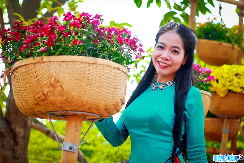  The gentle beauty of singer Phuong Thuy