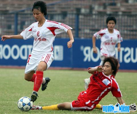 Phút lăn xả trên sân của nữ cầu thủ bóng đá Nguyễn Thị Minh Nguyệt