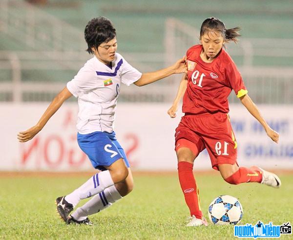  Image of striker Huynh Nhu playing on the field