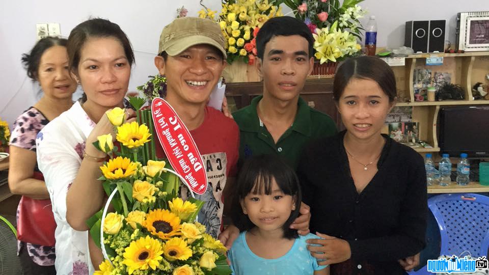 Gia đình nhạc sĩ Võ Minh Trí vui mừng chào đón anh trở về nhà sau khi hết hạn tù