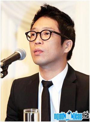 MC Mong trong một buổi họp báo