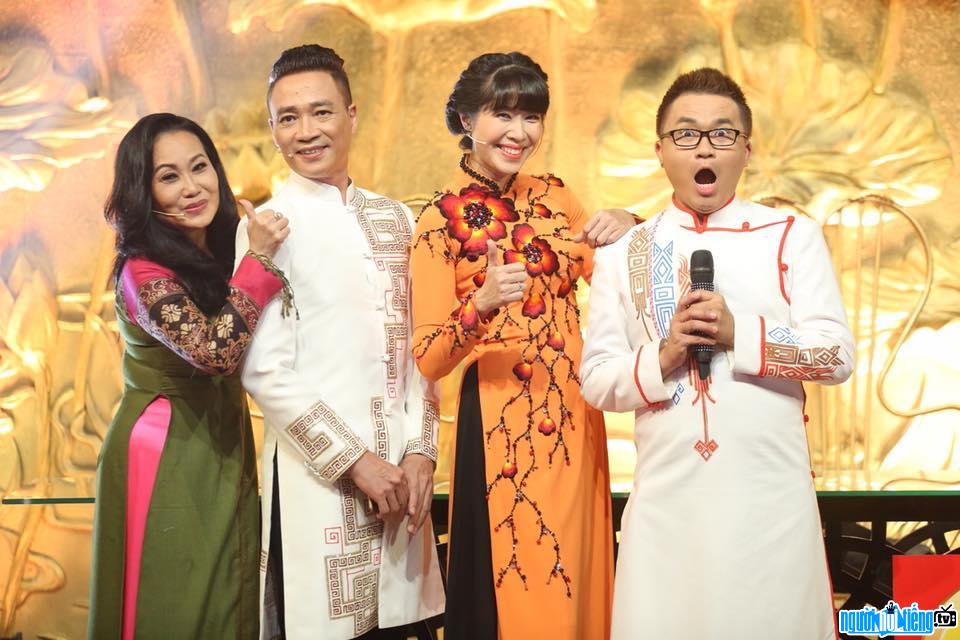  MC Quynh Hoa with friends of artists