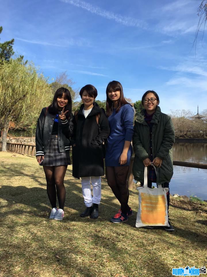 Phạm Hoàng Quỳnh vui vẻ bên những người bạn tại Nhật Bản