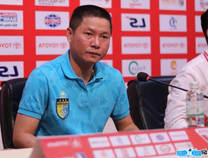  Coach Chu Dinh Nghiem in a press conference