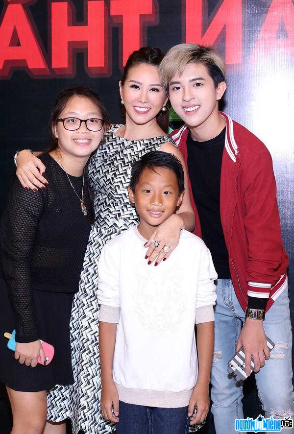Miss Thu Hoai with her three children