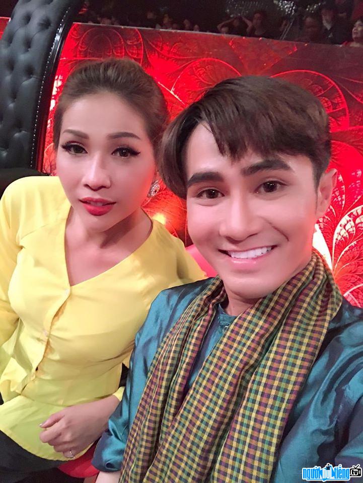  Huynh Lap Lo with actor Tran Kha Nhu in the program Laughing through Vietnam 2017